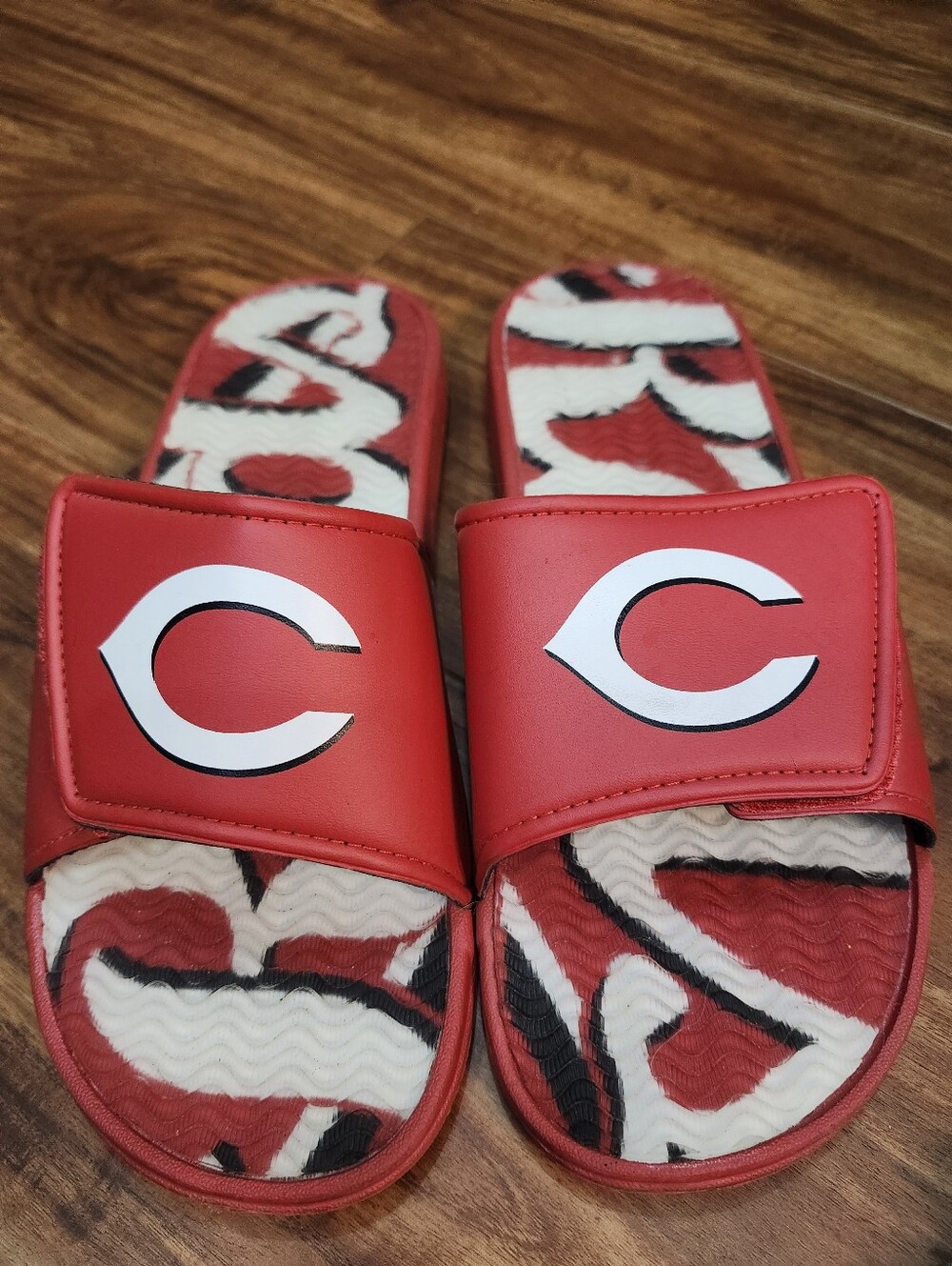 Cincinnati Reds Slides Size Large 11-12 Men